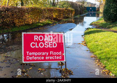 Eine Flut Tor in der Severn Vale zurück halten den Fluss Severn am Deerhurst, Gloucestershire UK am 18/11/2019 Stockfoto