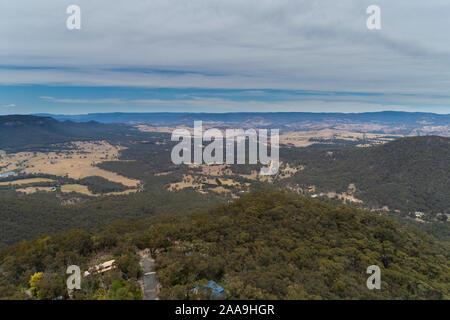 Ein großes Tal mit grünen Gum Trees und blauer Himmel in den Blue Mountains in Australien Stockfoto