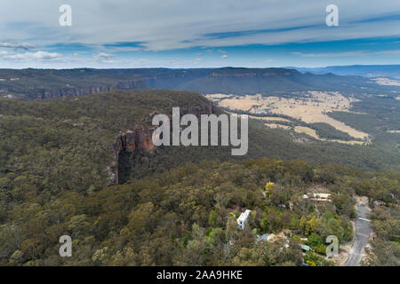 Berge von grünen Gum Trees und blauer Himmel in den Blue Mountains in Australien umgeben Stockfoto