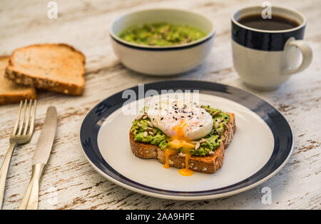 Avocado Toast mit pochiertem Ei. Vegetarisches Essen und gesunde Ernährung. Stockfoto