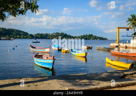 Wooden Kanus angedockt an ruhigen Gewässern Paquetá Insel, Rio de Janeiro, Brasilien. Stockfoto