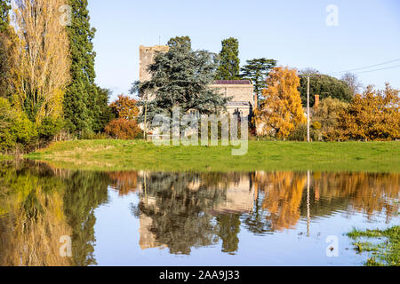 St Marys Kirche auf Hochwasser aus dem Fluss Severn gesehen Ausfüllen von Feldern in den Severn Vale Dorf Deerhurst, Gloucestershire UK am 18/11/2019 Stockfoto