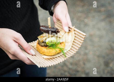 Arepa, Kolumbianische mais Bratlinge, mit Blut Wurst, Käse, und Zucchini. Stockfoto