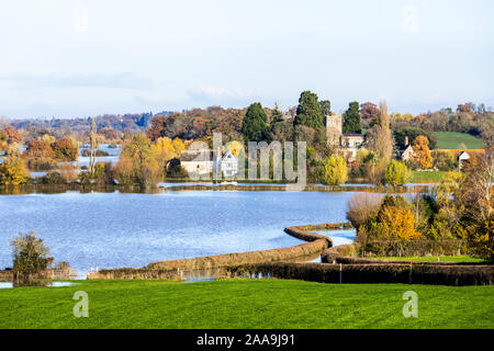 Oddas Kapelle & St Marys Kirche über den Fluss Severn floodwater Ausfüllen von Feldern gesehen rund um die Severn Vale Dorf Deerhurst, Gloucershire 18/11/2019 Stockfoto