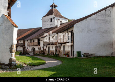 Wohnungen im Inneren der Harman-Kirche in der Nähe von Brasov, Rumänien Stockfoto