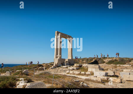 Portara und Apollo Tempel Ruinen in Chora, Naxos - Kykladen Griechenland Stockfoto