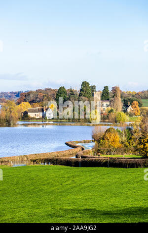 Oddas Kapelle & St Marys Kirche über den Fluss Severn floodwater Ausfüllen von Feldern gesehen rund um die Severn Vale Dorf Deerhurst, Gloucershire 18/11/2019 Stockfoto