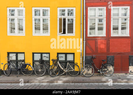 Dänemark Fahrrad, Blick auf Fahrräder, die an bunten historischen Gebäuden in der Altstadt von Kopenhagen, Dänemark, geparkt sind. Stockfoto