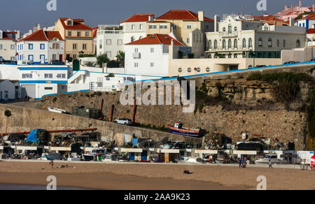 Blick auf Pescadores Strand und Ericeira Stadt in Portugal Stockfoto