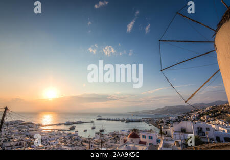 Sonnenuntergang auf Mykonos Chora mit Teil einer Windmühle in Aussicht Stockfoto