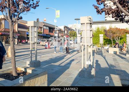 Menschen gehen durch Frieden Plaza Park in der Nachbarschaft von Japantown von San Francisco, Kalifornien, 5. Oktober 2019. () Stockfoto