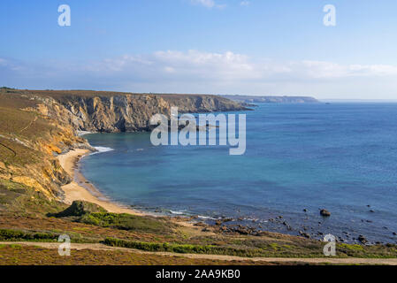 Klippen entlang der Iroise Meer südlich der Pointe de Dinan, Cap de la Chèvre auf der Halbinsel Crozon, Finistère, Bretagne, Frankreich Stockfoto