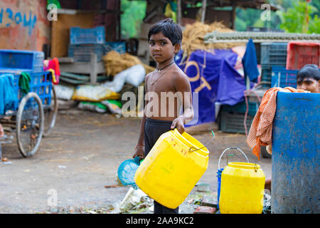 KOLKATA, INDIEN - Dec 28, 2019: Portrait von unbekannter indischer Junge auf der Straße im ländlichen Dorf. WESTBENGALEN. Indien Stockfoto