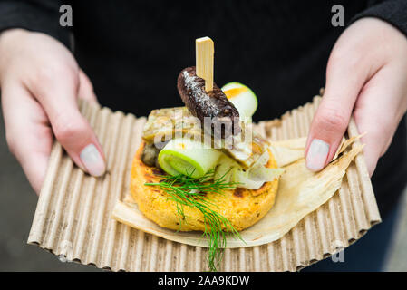 Arepa, Kolumbianische mais Bratlinge, mit Blut Wurst, Käse, und Zucchini. Stockfoto