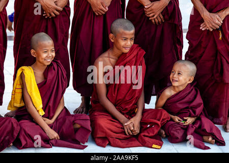 Novizen an der Shwedagon Pagode, Yangon, Myanmar. Stockfoto