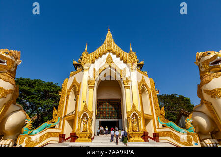 Der Eingang zur Shwedagon Pagode, Yangon, Myanmar. Stockfoto