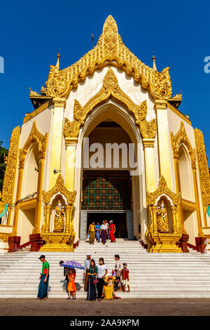 Der Eingang zur Shwedagon Pagode, Yangon, Myanmar. Stockfoto