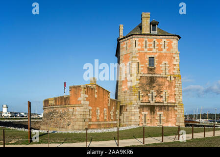 Tour Vauban/Tour de Camaret, 17. Jahrhundert Turm im Hafen / Hafen von Camaret-sur-Mer, Finistère, Bretagne, Frankreich Stockfoto