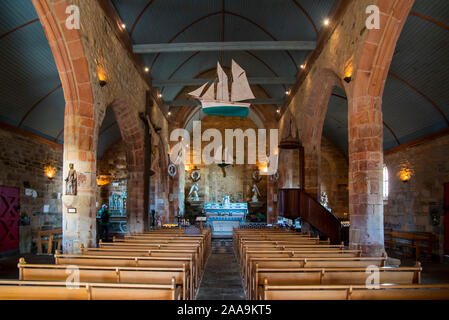 Innenraum der Notre-Dame-de-Rocamadour Kapelle mit Altar und Votivbilder in Form von Fischerbooten, Camaret-sur-Mer, Finistère, Bretagne, Frankreich Stockfoto