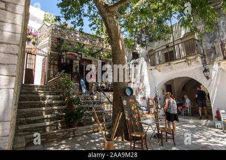 Apiranthos, Naxos/Griechenland - Juli 13, 2019: Toutists Besuch der engen Straßen und Geschäfte von apiranthos, der Marmor Dorf im Zentrum von Naxos, Griechenland Stockfoto