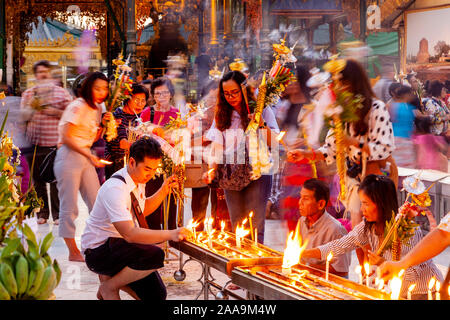 Birmanische Volk an der Shwedagon Pagode, Yangon, Myanmar zu beten. Stockfoto