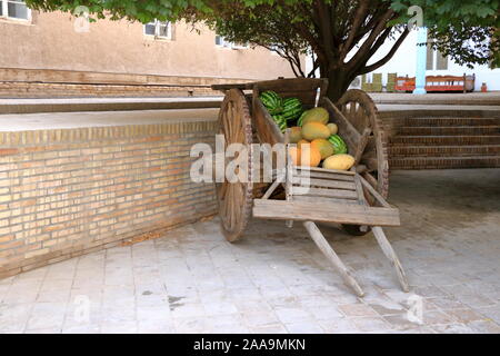 Holz- Warenkorb mit Melone Ernte gefüllt Stockfoto