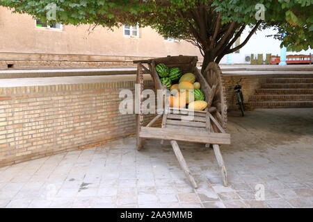 Holz- Warenkorb mit Melone Ernte gefüllt Stockfoto