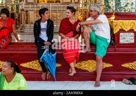 Zwei europäische Touristen mit Ihrer Tour Guide an der Shwedagon Pagode, Yangon, Myanmar. Stockfoto