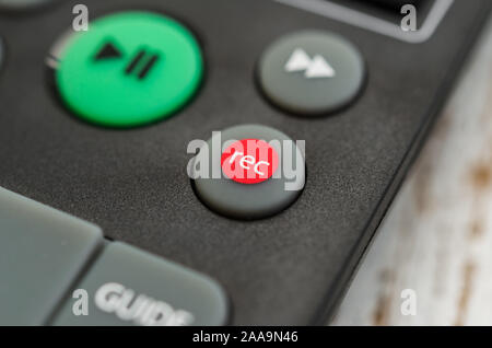 TV-Fernbedienung mit der Aufzeichnung drücken. Konzept der Show business, Aufnahme, und Radio. Stockfoto