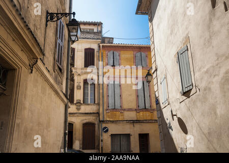 Street Scene mit traditionellen Gebäuden in der Altstadt von Arles, Südfrankreich. Stockfoto