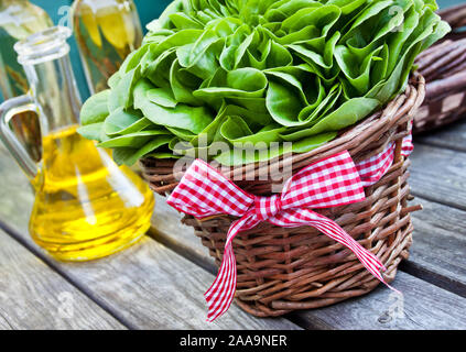 Salat und Dekoration auf hölzernen Tisch