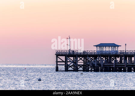 Dämmerung morgen im viktorianischen Pier Swanage, Dorset, Großbritannien Stockfoto