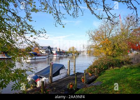 Die Themse in Laleham, Staines auf einem sonnigen, herbstlichen Tag, Surrey, England, Großbritannien Stockfoto