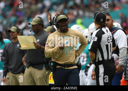 November 17, 2019: Head Coach Brian Flores in Aktion während der NFL Football Spiel zwischen den Miami Dolphins und Buffalo Bills im Hard Rock Stadion in Miami Gardens FL. Die Rechnungen besiegt die Delphine 37-20. Stockfoto