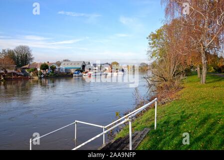 Die Themse in Laleham, Staines auf einem sonnigen, herbstlichen Tag, Surrey, England, Großbritannien Stockfoto