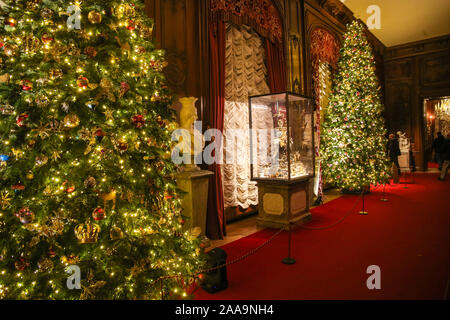 Aylesbury Buckinghamshire, Großbritannien, 20. November 2019 Waddesdon Manor Weihnachten, Buckinghamshire das Haus Dekorationen haben sich von traditionellen Weihnachtslieder zu zeitgenössischen Weihnachtslieder. Die Holly und die Ivy, Irving Berlin und eine Kaskade von Vinyl Weihnachten Hits. Mit glitzernden Dekorationen und funkelnde Bäume. Paul Quezada-Neiman/Alamy leben Nachrichten Stockfoto