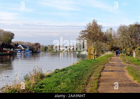 Die Themse in Laleham, Staines auf einem sonnigen, herbstlichen Tag, Surrey, England, Großbritannien Stockfoto