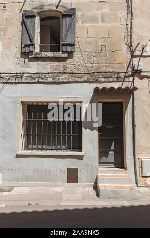 Haus vorne auf einer Straße in der Altstadt von Arles, Frankreich. Stockfoto