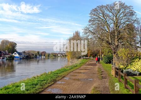 Die Themse in Laleham, Staines auf einem sonnigen, herbstlichen Tag, Surrey, England, Großbritannien Stockfoto