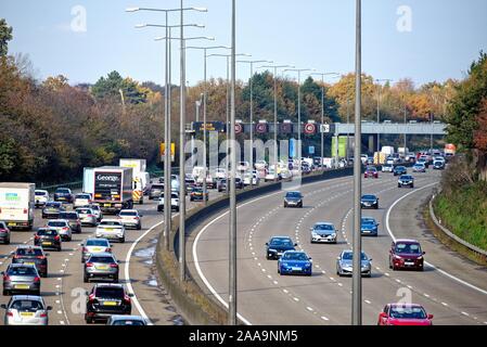 Ein im Uhrzeigersinn überlasteter Abschnitt der Autobahn M25 zwischen den Anschlussstellen 10 und 11 bei Byfleet Surrey England UK Stockfoto