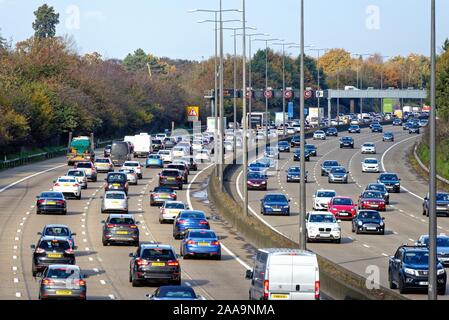 Ein im Uhrzeigersinn überlasteter Abschnitt der Autobahn M25 zwischen den Anschlussstellen 10 und 11 bei Byfleet Surrey England UK Stockfoto