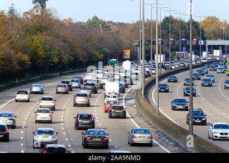 Ein im Uhrzeigersinn überlasteter Abschnitt der Autobahn M25 zwischen den Anschlussstellen 10 und 11 bei Byfleet Surrey England UK Stockfoto