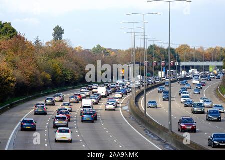 Ein im Uhrzeigersinn überlasteter Abschnitt der Autobahn M25 zwischen den Anschlussstellen 10 und 11 bei Byfleet Surrey England UK Stockfoto