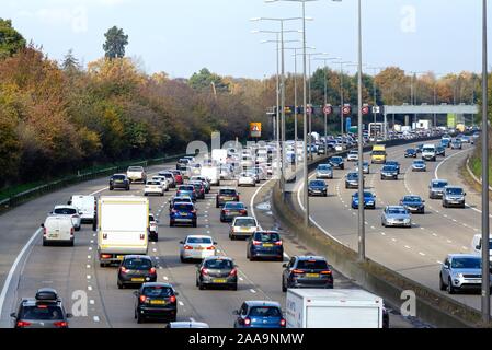 Ein im Uhrzeigersinn überlasteter Abschnitt der Autobahn M25 zwischen den Anschlussstellen 10 und 11 bei Byfleet Surrey England UK Stockfoto