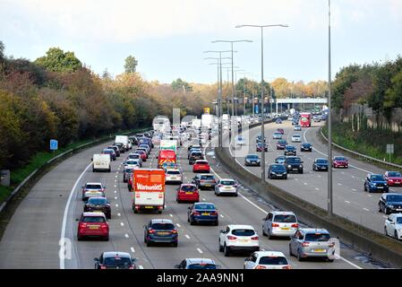 Ein im Uhrzeigersinn überlasteter Abschnitt der Autobahn M25 zwischen den Anschlussstellen 10 und 11 bei Byfleet Surrey England UK Stockfoto