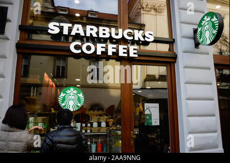 Prag, Tschechische Republik. Nov, 2019 18. Touristen stehen vor einem Starbucks Kaffee. Prag Die Hauptstadt der Tschechischen Republik und einer der besten europäischen Reisezielen für die Altstadt Platz mit barocken Bauten bekannt ist, gotische Kirchen und weltweit bekannten mittelalterlichen Astronomischen Uhr und der Fußgängerzone Karlsbrücke mit Statuen von katholischen Heiligen eingerichtet. Credit: Omar Marques/SOPA Images/ZUMA Draht/Alamy leben Nachrichten Stockfoto