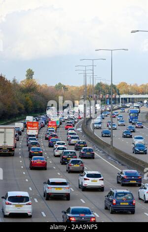 Ein im Uhrzeigersinn überlasteter Abschnitt der Autobahn M25 zwischen den Anschlussstellen 10 und 11 bei Byfleet Surrey England UK Stockfoto