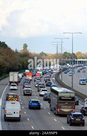 Ein im Uhrzeigersinn überlasteter Abschnitt der Autobahn M25 zwischen den Anschlussstellen 10 und 11 bei Byfleet Surrey England UK Stockfoto