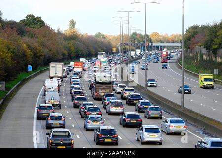 Ein im Uhrzeigersinn überlasteter Abschnitt der Autobahn M25 zwischen den Anschlussstellen 10 und 11 bei Byfleet Surrey England UK Stockfoto