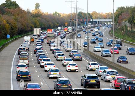 Ein im Uhrzeigersinn überlasteter Abschnitt der Autobahn M25 zwischen den Anschlussstellen 10 und 11 bei Byfleet Surrey England UK Stockfoto